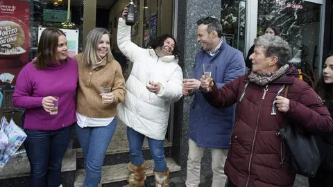 728 millones para volver a respirar: El Gordo cura viejas heridas en tres comarcas castigadas de León. La Bañeza, Villablino y Pola de Gordón, marcadas por incendios, cierres industriales y tragedias mineras, reciben una histórica lluvia de millones que devuelve la sonrisa y la esperanza. Fotos: Campillo | César Sánchez