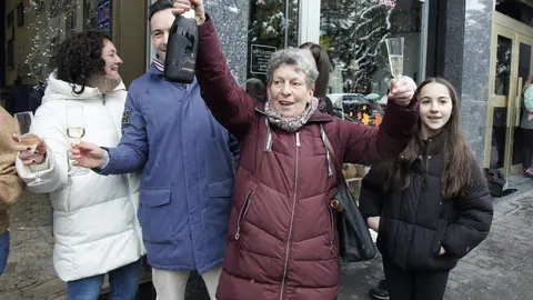 728 millones para volver a respirar: El Gordo cura viejas heridas en tres comarcas castigadas de León. La Bañeza, Villablino y Pola de Gordón, marcadas por incendios, cierres industriales y tragedias mineras, reciben una histórica lluvia de millones que devuelve la sonrisa y la esperanza. Fotos: Campillo | César Sánchez