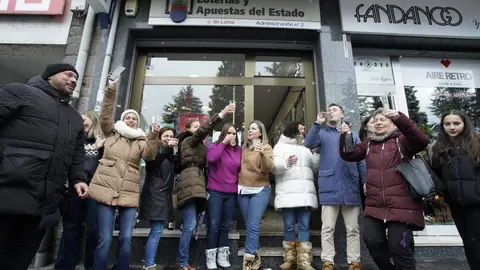 728 millones para volver a respirar: El Gordo cura viejas heridas en tres comarcas castigadas de León. La Bañeza, Villablino y Pola de Gordón, marcadas por incendios, cierres industriales y tragedias mineras, reciben una histórica lluvia de millones que devuelve la sonrisa y la esperanza. Fotos: Campillo | César Sánchez