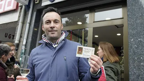 La administración J. De Lama número 2 de Villablino (León), reparte cincuenta series del Gordo de Navidad. Foto: César Sánchez