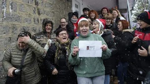 La Asociación de Alzheimer del Valle de Laciana celebra este lunes, por todo lo alto, el premio ‘Gordo’ del Sorteo Extraordinario de Lotería de Navidad, que ha dejado 200 millones de euros en el Valle de Laciana, con el número 79432, y del que este colectivo vendió 45 de las 50 series vendidas en la comarca. Fotos: César Sánchez