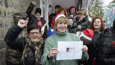 La Asociación de Alzheimer del Valle de Laciana celebra este lunes, por todo lo alto, el premio ‘Gordo’ del Sorteo Extraordinario de Lotería de Navidad, que ha dejado 200 millones de euros en el Valle de Laciana, con el número 79432, y del que este colectivo vendió 45 de las 50 series vendidas en la comarca. Fotos: César Sánchez