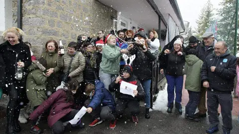 La Asociación de Alzheimer del Valle de Laciana celebra este lunes, por todo lo alto, el premio ‘Gordo’ del Sorteo Extraordinario de Lotería de Navidad, que ha dejado 200 millones de euros en el Valle de Laciana, con el número 79432, y del que este colectivo vendió 45 de las 50 series vendidas en la comarca. Fotos: César Sánchez