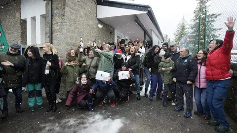 La Asociación de Alzheimer del Valle de Laciana celebra este lunes, por todo lo alto, el premio ‘Gordo’ del Sorteo Extraordinario de Lotería de Navidad, que ha dejado 200 millones de euros en el Valle de Laciana, con el número 79432, y del que este colectivo vendió 45 de las 50 series vendidas en la comarca. Fotos: César Sánchez