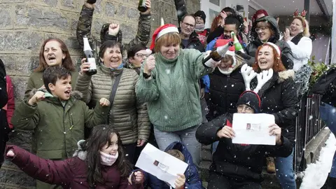 La Asociación de Alzheimer del Valle de Laciana celebra este lunes, por todo lo alto, el premio ‘Gordo’ del Sorteo Extraordinario de Lotería de Navidad, que ha dejado 200 millones de euros en el Valle de Laciana, con el número 79432, y del que este colectivo vendió 45 de las 50 series vendidas en la comarca. Fotos: César Sánchez