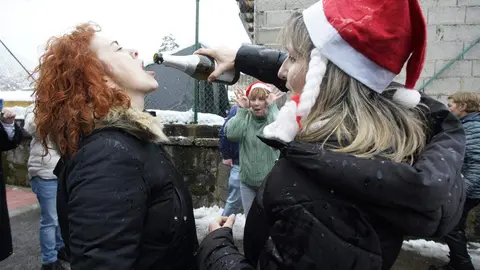 La Asociación de Alzheimer del Valle de Laciana celebra este lunes, por todo lo alto, el premio ‘Gordo’ del Sorteo Extraordinario de Lotería de Navidad, que ha dejado 200 millones de euros en el Valle de Laciana, con el número 79432, y del que este colectivo vendió 45 de las 50 series vendidas en la comarca. Fotos: César Sánchez