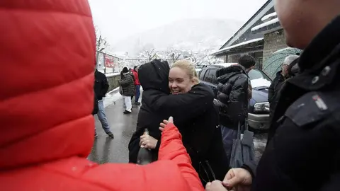 La Asociación de Alzheimer del Valle de Laciana celebra este lunes, por todo lo alto, el premio ‘Gordo’ del Sorteo Extraordinario de Lotería de Navidad, que ha dejado 200 millones de euros en el Valle de Laciana, con el número 79432, y del que este colectivo vendió 45 de las 50 series vendidas en la comarca. Fotos: César Sánchez