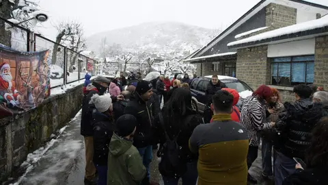 La Asociación de Alzheimer del Valle de Laciana celebra este lunes, por todo lo alto, el premio ‘Gordo’ del Sorteo Extraordinario de Lotería de Navidad, que ha dejado 200 millones de euros en el Valle de Laciana, con el número 79432, y del que este colectivo vendió 45 de las 50 series vendidas en la comarca. Fotos: César Sánchez