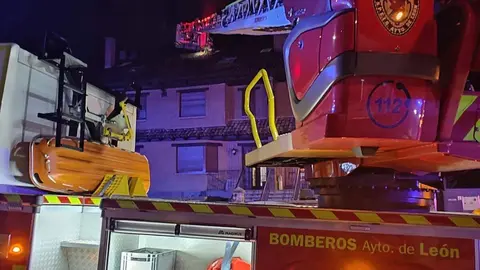 Un incendio de madrugada causa daños materiales en una vivienda de Carbajal de la Legua. Foto: Bomberos de León.