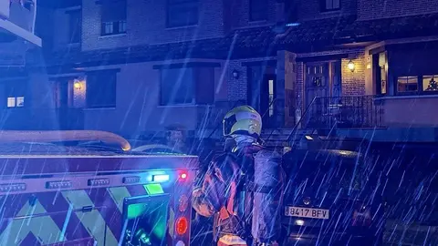 Un incendio de madrugada causa daños materiales en una vivienda de Carbajal de la Legua. Foto: Bomberos de León.