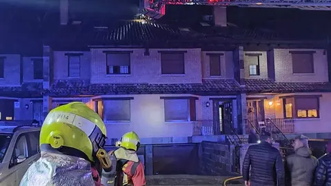 Un incendio de madrugada causa daños materiales en una vivienda de Carbajal de la Legua. Foto: Bomberos de León.