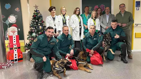La Asociación Española Contra el Cáncer (AECC) en León y la Guardia Civil protagonizaron este lunes una visita cargada de emoción en el Complejo Asistencial Universitario de León (CAULE), donde compartieron una mañana diferente con los niños ingresados en el área de Pediatría, con el objetivo de ofrecerles compañía, alegría y un mensaje de ilusión en plenas fechas navideñas.