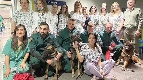 La Asociación Española Contra el Cáncer (AECC) en León y la Guardia Civil protagonizaron este lunes una visita cargada de emoción en el Complejo Asistencial Universitario de León (CAULE), donde compartieron una mañana diferente con los niños ingresados en el área de Pediatría, con el objetivo de ofrecerles compañía, alegría y un mensaje de ilusión en plenas fechas navideñas.