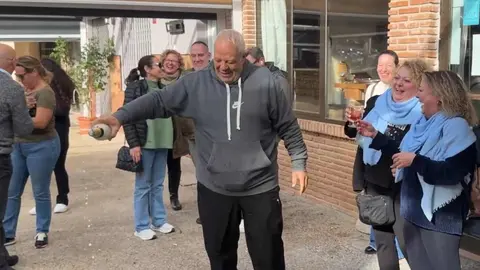 La tradición y la constancia han acabado dando su fruto en Marbella. El bar El Leonés, un establecimiento ubicado en uno de los barrios populares de la ciudad y estrechamente vinculado a leonés, ha distribuido 300 décimos del primer premio de la Lotería de Navidad, el número 79.432, lo que supone una inyección de 120 millones de euros entre su clientela habitual.