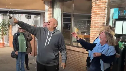 La tradición y la constancia han acabado dando su fruto en Marbella. El bar El Leonés, un establecimiento ubicado en uno de los barrios populares de la ciudad y estrechamente vinculado a leonés, ha distribuido 300 décimos del primer premio de la Lotería de Navidad, el número 79.432, lo que supone una inyección de 120 millones de euros entre su clientela habitual.