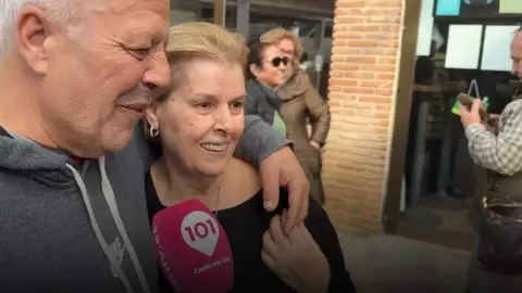 La tradición y la constancia han acabado dando su fruto en Marbella. El bar El Leonés, un establecimiento ubicado en uno de los barrios populares de la ciudad y estrechamente vinculado a leonés, ha distribuido 300 décimos del primer premio de la Lotería de Navidad, el número 79.432, lo que supone una inyección de 120 millones de euros entre su clientela habitual.