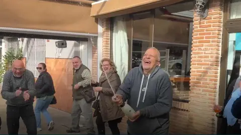 La tradición y la constancia han acabado dando su fruto en Marbella. El bar El Leonés, un establecimiento ubicado en uno de los barrios populares de la ciudad y estrechamente vinculado a leonés, ha distribuido 300 décimos del primer premio de la Lotería de Navidad, el número 79.432, lo que supone una inyección de 120 millones de euros entre su clientela habitual.