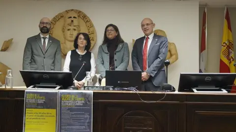Participantes en los actos del programa '50 años de España en libertad' en León, que incluyó actividades culturales, académicas y artísticas para reflexionar sobre la memoria democrática y los valores de libertad.