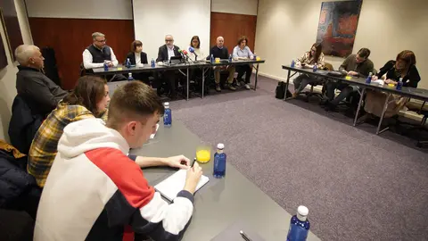 El portavoz del PSOE municipal de Ponferrada, Olegario Ramón, junto a los ediles del grupo, durante el desayuno informativo para hacer balance del año político. Foto: César Sánchez.