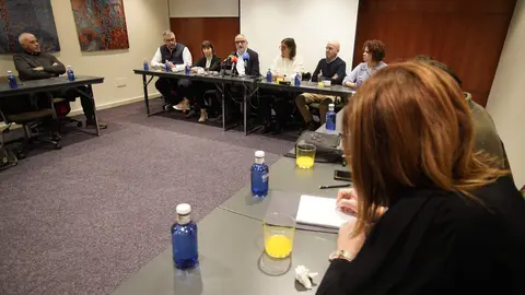 El portavoz del PSOE municipal de Ponferrada, Olegario Ramón, junto a los ediles del grupo, durante el desayuno informativo para hacer balance del año político. Foto: César Sánchez.