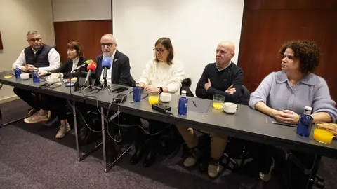 El portavoz del PSOE municipal de Ponferrada, Olegario Ramón, junto a los ediles del grupo, durante el desayuno informativo para hacer balance del año político. Foto: César Sánchez.