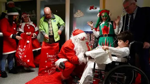 Visita de Papá Noel al Hospital de León organizada por la Delegación de Participación Ciudadana de la Policía Nacional y por la Asociación Moteros Solidarios. Foto: Campillo.