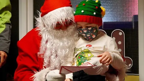 Visita de Papá Noel al Hospital de León organizada por la Delegación de Participación Ciudadana de la Policía Nacional y por la Asociación Moteros Solidarios. Foto: Campillo.