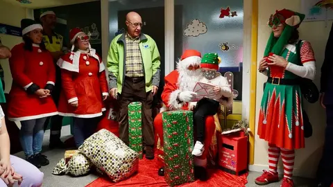 Visita de Papá Noel al Hospital de León organizada por la Delegación de Participación Ciudadana de la Policía Nacional y por la Asociación Moteros Solidarios. Foto: Campillo.