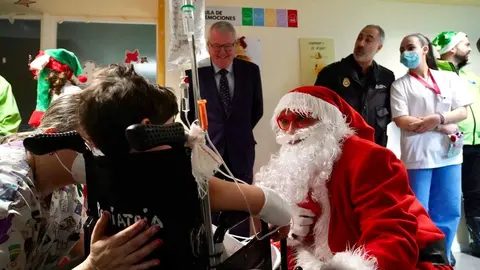 Visita de Papá Noel al Hospital de León organizada por la Delegación de Participación Ciudadana de la Policía Nacional y por la Asociación Moteros Solidarios. Foto: Campillo.