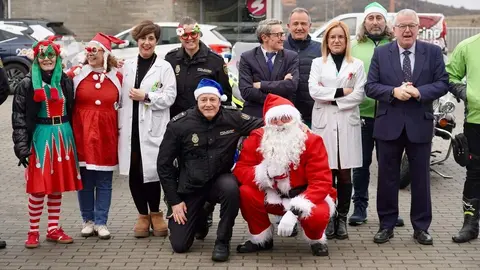 Visita de Papá Noel al Hospital de León organizada por la Delegación de Participación Ciudadana de la Policía Nacional y por la Asociación Moteros Solidarios. Foto: Campillo.