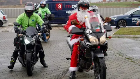 Visita de Papá Noel al Hospital de León organizada por la Delegación de Participación Ciudadana de la Policía Nacional y por la Asociación Moteros Solidarios. Foto: Campillo.