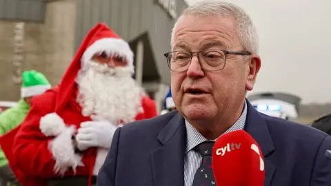 Visita de Papá Noel al Hospital de León organizada por la Delegación de Participación Ciudadana de la Policía Nacional y por la Asociación Moteros Solidarios. Foto: Campillo.
