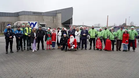 Visita de Papá Noel al Hospital de León organizada por la Delegación de Participación Ciudadana de la Policía Nacional y por la Asociación Moteros Solidarios. Foto: Campillo.