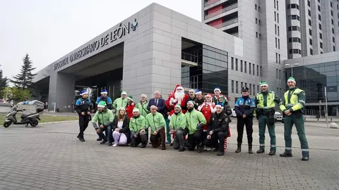 Visita de Papá Noel al Hospital de León organizada por la Delegación de Participación Ciudadana de la Policía Nacional y por la Asociación Moteros Solidarios. Foto: Campillo.