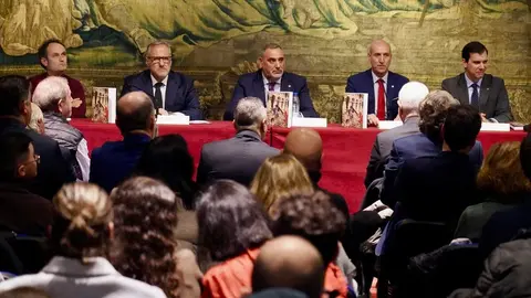 El presidente de las Cortes de Castilla y León, Carlos Pollán, y el alcalde de la capital leonesa, José Antonio Diez, participan en la presentación del libro ‘Un paso de fe. Crónica de la peregrinación del Nazareno a Roma’, conmemorativo de la participación de la Cofradía del Dulce Nombre de Jesús Nazareno en el Jubileo de las Cofradías en Roma. Foto: Campillo.
