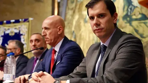 El presidente de las Cortes de Castilla y León, Carlos Pollán, y el alcalde de la capital leonesa, José Antonio Diez, participan en la presentación del libro ‘Un paso de fe. Crónica de la peregrinación del Nazareno a Roma’, conmemorativo de la participación de la Cofradía del Dulce Nombre de Jesús Nazareno en el Jubileo de las Cofradías en Roma. Foto: Campillo.