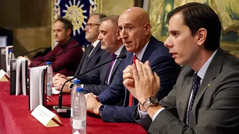 El presidente de las Cortes de Castilla y León, Carlos Pollán, y el alcalde de la capital leonesa, José Antonio Diez, participan en la presentación del libro ‘Un paso de fe. Crónica de la peregrinación del Nazareno a Roma’, conmemorativo de la participación de la Cofradía del Dulce Nombre de Jesús Nazareno en el Jubileo de las Cofradías en Roma. Foto: Campillo.
