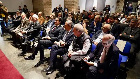 El presidente de las Cortes de Castilla y León, Carlos Pollán, y el alcalde de la capital leonesa, José Antonio Diez, participan en la presentación del libro ‘Un paso de fe. Crónica de la peregrinación del Nazareno a Roma’, conmemorativo de la participación de la Cofradía del Dulce Nombre de Jesús Nazareno en el Jubileo de las Cofradías en Roma. Foto: Campillo.
