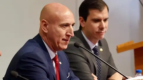 El presidente de las Cortes de Castilla y León, Carlos Pollán, y el alcalde de la capital leonesa, José Antonio Diez, participan en la presentación del libro ‘Un paso de fe. Crónica de la peregrinación del Nazareno a Roma’, conmemorativo de la participación de la Cofradía del Dulce Nombre de Jesús Nazareno en el Jubileo de las Cofradías en Roma. Foto: Campillo.