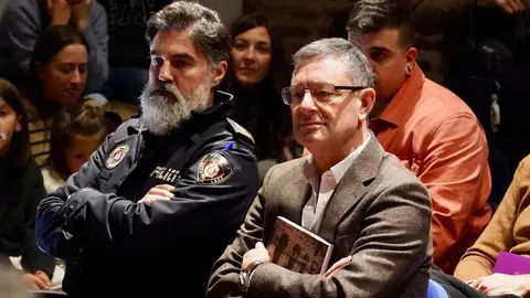 El presidente de las Cortes de Castilla y León, Carlos Pollán, y el alcalde de la capital leonesa, José Antonio Diez, participan en la presentación del libro ‘Un paso de fe. Crónica de la peregrinación del Nazareno a Roma’, conmemorativo de la participación de la Cofradía del Dulce Nombre de Jesús Nazareno en el Jubileo de las Cofradías en Roma. Foto: Campillo.