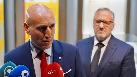 El presidente de las Cortes de Castilla y León, Carlos Pollán, y el alcalde de la capital leonesa, José Antonio Diez, participan en la presentación del libro ‘Un paso de fe. Crónica de la peregrinación del Nazareno a Roma’, conmemorativo de la participación de la Cofradía del Dulce Nombre de Jesús Nazareno en el Jubileo de las Cofradías en Roma. Foto: Campillo.