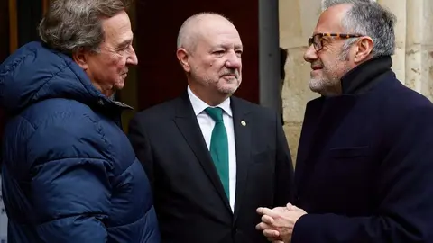 El presidente de las Cortes de Castilla y León, Carlos Pollán, y el alcalde de la capital leonesa, José Antonio Diez, participan en la presentación del libro ‘Un paso de fe. Crónica de la peregrinación del Nazareno a Roma’, conmemorativo de la participación de la Cofradía del Dulce Nombre de Jesús Nazareno en el Jubileo de las Cofradías en Roma. Foto: Campillo.