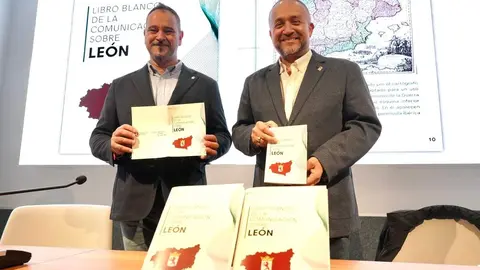 El presidente de la Diputación de León, Gerardo Álvarez Courel, el diputado de Cultura, Arte y Patrimonio, Emilio Martínez, y el coordinador de Proyectos del ILC, Emilio Gancedo, presentan el 'Libro blanco de la comunicación sobre León'. Foto: Campillo.