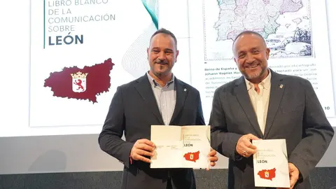 El presidente de la Diputación de León, Gerardo Álvarez Courel, el diputado de Cultura, Arte y Patrimonio, Emilio Martínez, y el coordinador de Proyectos del ILC, Emilio Gancedo, presentan el 'Libro blanco de la comunicación sobre León'. Foto: Campillo.
