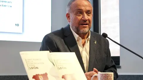 El presidente de la Diputación de León, Gerardo Álvarez Courel, el diputado de Cultura, Arte y Patrimonio, Emilio Martínez, y el coordinador de Proyectos del ILC, Emilio Gancedo, presentan el 'Libro blanco de la comunicación sobre León'. Foto: Campillo.