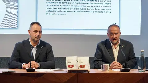 El presidente de la Diputación de León, Gerardo Álvarez Courel, el diputado de Cultura, Arte y Patrimonio, Emilio Martínez, y el coordinador de Proyectos del ILC, Emilio Gancedo, presentan el 'Libro blanco de la comunicación sobre León'. Foto: Campillo.