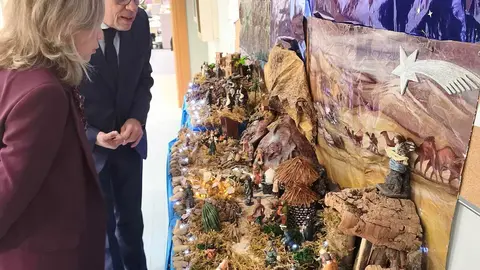 El delegado territorial de la Junta en León, Eduardo Diego, ha visitado este martes los nacimientos tradicionales para desear felices fiestas a todos los trabajadores de esta administración.

El delegado territorial de la Junta en León, Eduardo Diego, ha visitado este martes los nacimientos tradicionales para desear felices fiestas a todos los trabajadores de esta administración. Cada belén cuenta con su toque personal, empezando por el común de la Delegación que trata de abarcar varios Servicios Territoriales.