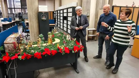 El delegado territorial de la Junta en León, Eduardo Diego, ha visitado este martes los nacimientos tradicionales para desear felices fiestas a todos los trabajadores de esta administración.

El delegado territorial de la Junta en León, Eduardo Diego, ha visitado este martes los nacimientos tradicionales para desear felices fiestas a todos los trabajadores de esta administración. Cada belén cuenta con su toque personal, empezando por el común de la Delegación que trata de abarcar varios Servicios Territoriales.