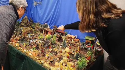 El delegado territorial de la Junta en León, Eduardo Diego, ha visitado este martes los nacimientos tradicionales para desear felices fiestas a todos los trabajadores de esta administración.

El delegado territorial de la Junta en León, Eduardo Diego, ha visitado este martes los nacimientos tradicionales para desear felices fiestas a todos los trabajadores de esta administración. Cada belén cuenta con su toque personal, empezando por el común de la Delegación que trata de abarcar varios Servicios Territoriales.