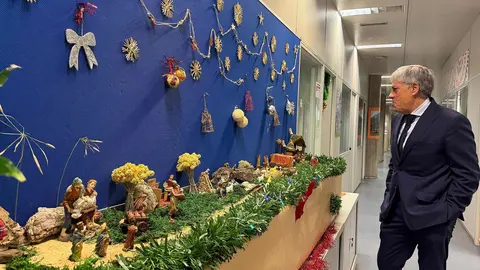 El delegado territorial de la Junta en León, Eduardo Diego, ha visitado este martes los nacimientos tradicionales para desear felices fiestas a todos los trabajadores de esta administración.

El delegado territorial de la Junta en León, Eduardo Diego, ha visitado este martes los nacimientos tradicionales para desear felices fiestas a todos los trabajadores de esta administración. Cada belén cuenta con su toque personal, empezando por el común de la Delegación que trata de abarcar varios Servicios Territoriales.